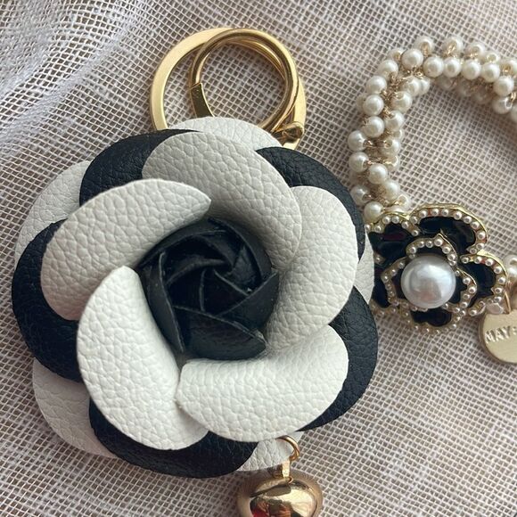 Bbw contrast camilla flower bag charm/keychain & hair elastic/bracelet pearl - Picture 4 of 9